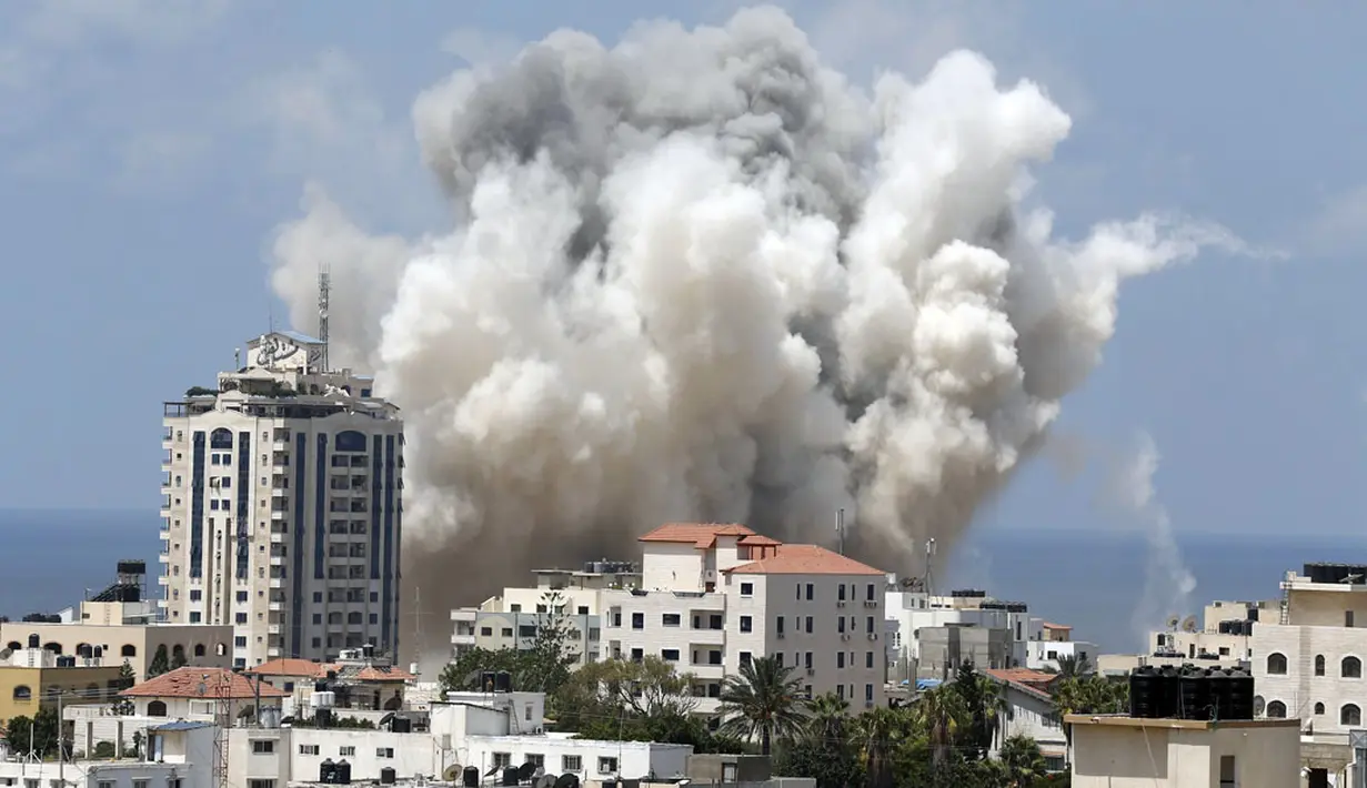 Sedikitnya 20 serangan udara militer Israel kembali menghujani kota Gaza pada Sabtu, (9/8/2014). (REUTERS/Suhaib Salem)