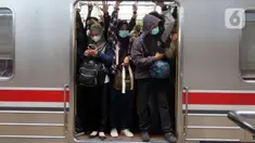Penumpang KRL Jabodetabek saat menunggu KRL Commuterline di Stasiun Manggarai, Jakarta Pusat, Rabu (31/5/2023). (Liputan6.com/Johan Tallo)