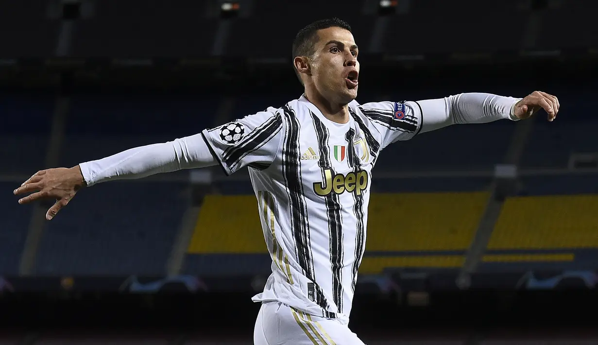Striker Juventus, Cristiano Ronaldo, merayakan gol yang dicetaknya ke gawang Barcelona pada laga matchday terakhir Grup G Liga Champions di Camp Nou Stadium, Rabu (9/12/2020) dini hari WIB. Juventus menang 3-0 atas Barcelona. (AFP/Josep Lago)