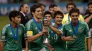 Selebrasi para pemain Meksiko dengan trofi juara setelah mengalahkan Uruguay pada laga final Piala Dunia U-17 2011 di Azteca stadium, Meksiko (10/7/2011). Meksiko total menjuarai Piala Dunia U-17 sebanyak 2 kali dari 4 laga final yang dijalani. Kedua gelar tersebut diraih pada edisi 2005 dan 2011. Sementara kegagalan Meksiko di partai final terjadi pada 2013 dan 2019. (AFP/Yuri Cortez)