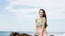 Dalam foto ini, Natasha Wilona terlihat tersenyum bahagia di atas kuda.Penampilannya yang stylish dan kekinian juga mencuri perhatian warganet. (Instagram/natashawilona12)