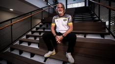 Pelatih Dewa United, Jan Olde Riekerink berpose di depan fotografer setelah melakukan sesi wawancara di basecamp Dewa United, Pagedangan, Tangerang, Selasa (18/07/2023). (Bola.com/Bagaskara Lazuardi)