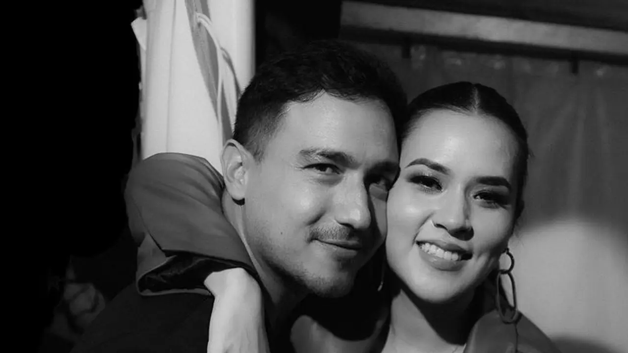 FOTO: Momen Romantis Hamish Daud Datangi Raisa Manggung