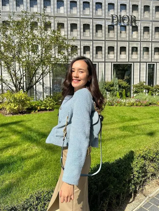 Saat berada di Seoul, Beby Tsabina tampil feminim dengan inner putih, outer baby blue dan skirt krem [instagram/bebytsabina]