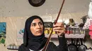 Ia bernyanyi untuk "menghalau" deru jet-jet tempur di atas daerah kantong Palestina tersebut. (Eyad BABA/AFP)