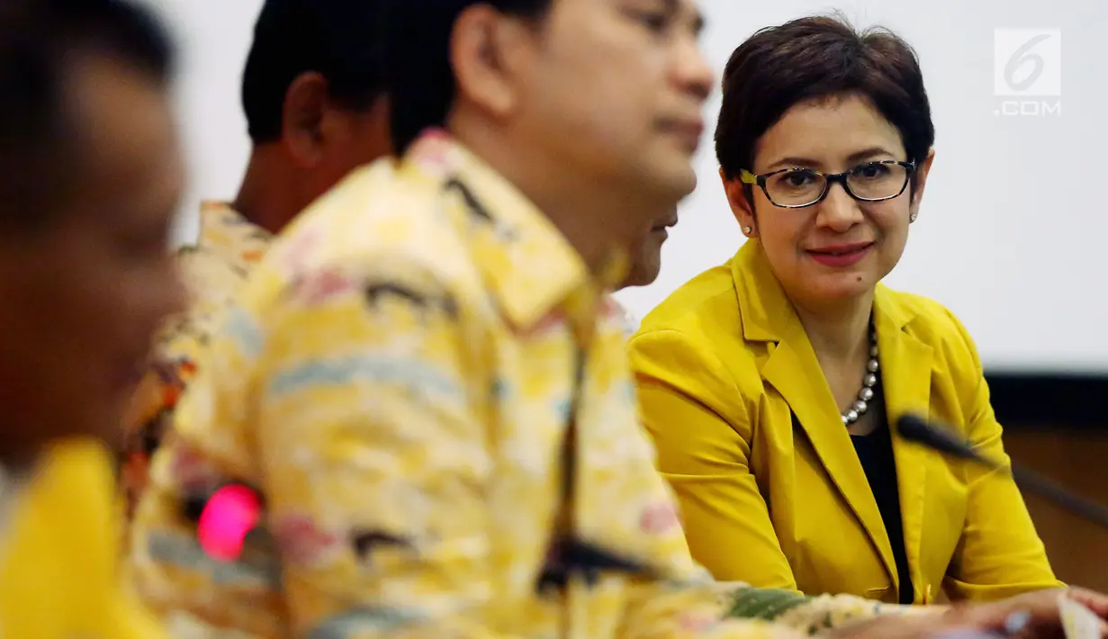 Politikus Partai Golkar, Nurul Arifin saat menyimak keterangan pers di Kantor DPP Golkar, Jakarta, Rabu (18/10). Rangkaian acara dalam rangka HUT ke-53 akan dihadiri Ketua Umum DPP Partai Golkar, Setya Novanto. (Liputan6.com/Johan Tallo)