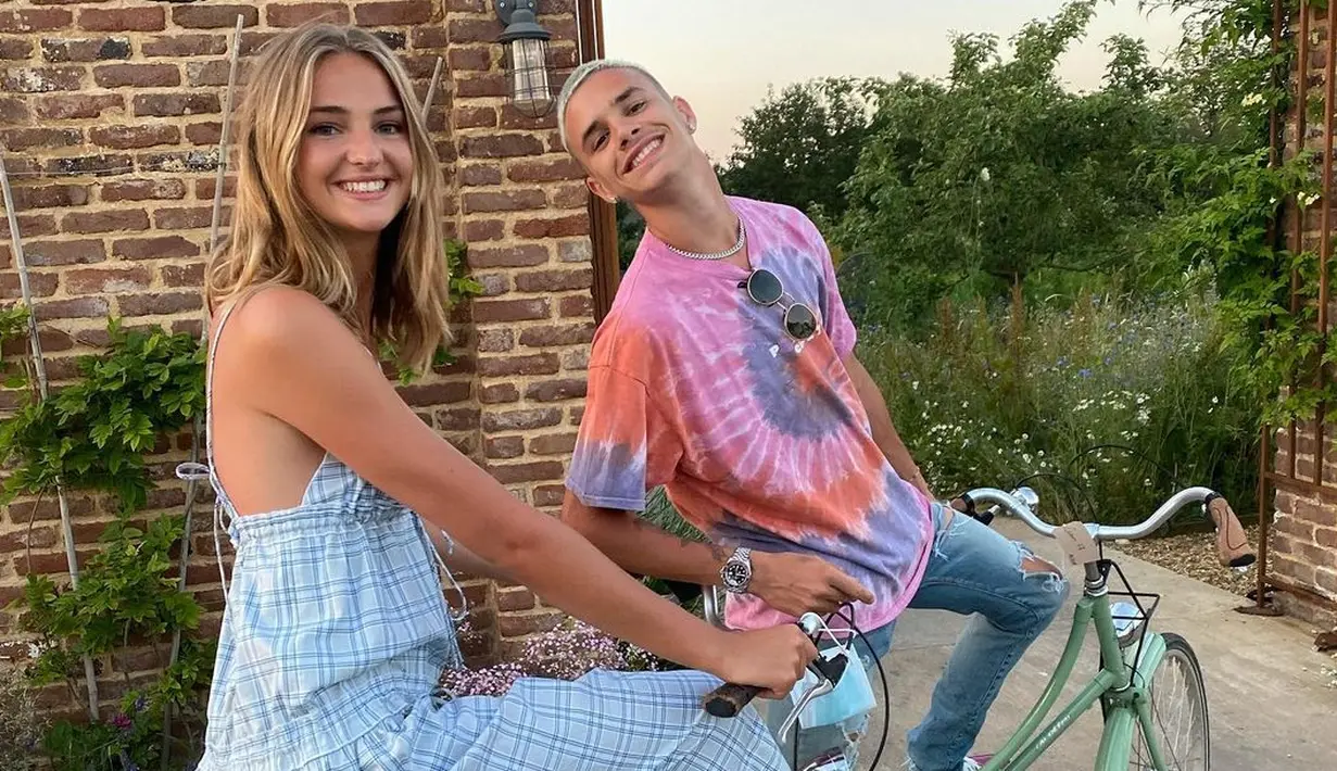 Begitu juga kala liburan, keduanya terlihat santai dengan outfit yang tetap trendi. (Foto: Romeo Beckham Instagram)