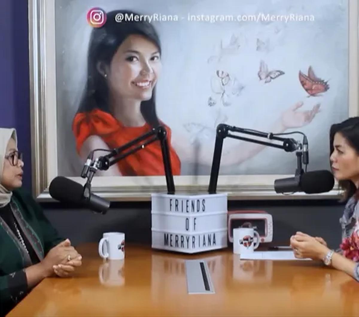 "Dan itu banyak yang tidak tahu karena tidak terlihat, kalau sebenarnya Ibu Fery menggunakan alat bantu pendengar. Karena kalau tanpa alat bantu pendengar, nggak bisa dengar?," tanya Merry. <br>