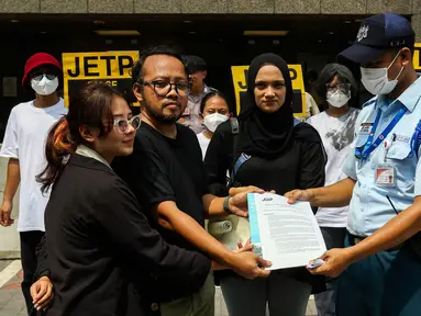 Aktivis yang tergabung dalam gerakan #BersihkanIndonesia menggelar aksi teatrikal dan penyerahan dokumen Rencana Investasi dan Kebijakan Komprehensif (CIPP) dan Just Energy Transition Partnership (JETP) di depan Kedutaan Besar Jepang, Jakarta, Senin (20/11/2023). (Liputan6.com/Herman Zakharia)