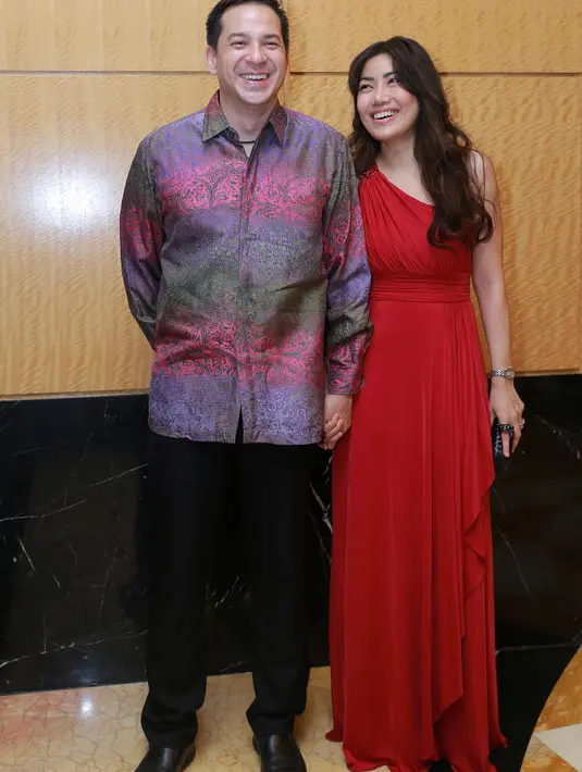 Ulang tahun pernikahan terakhir mereka terjebak macet, tapi Ari tetap bisa makan romantis meski hanya hotdog. (Galih W. Satria/Bintang.com )