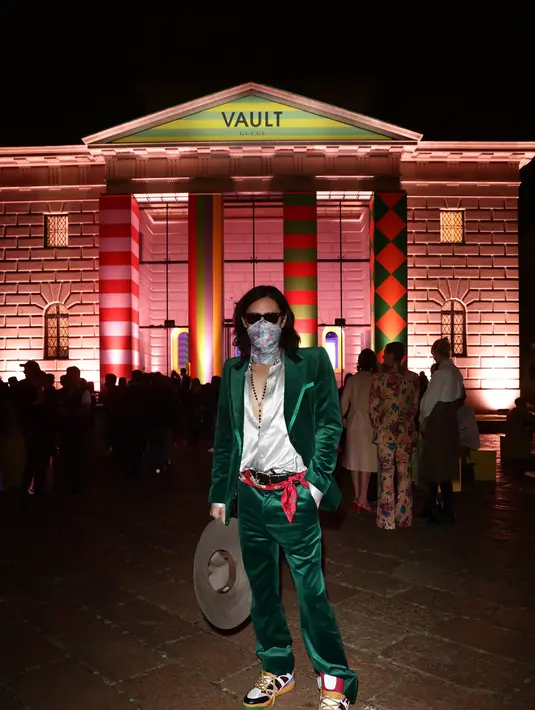Menggunakan Gucci Aria dengan nuansa emerald green disertai aksen mewah sentuhan satin pada blazer yang dikenakannya. 
(Foto: Gucci).