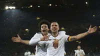 Striker Timnas Jerman Lukas Podolski merayakan golnya ke gawang Inggris dalam laga persahabatan di Signal Iduna Park, Kamis (23/3/2017) dinihari WIB. (Ina Fassbender/dpa via AP)