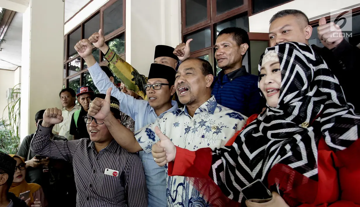 Wakil Ketua DPD RI Nono Sampono (kedua kanan) dan Anggota DPD RI, Fahira Idris (kanan) seusai menghadiri sidang putusan gugatan atas pengambilan sumpah pimpinan DPD RI oleh Wakil Ketua MA di PTUN Jakarta, Kamis (8/6). (Liputan6.com/Faizal Fanani)