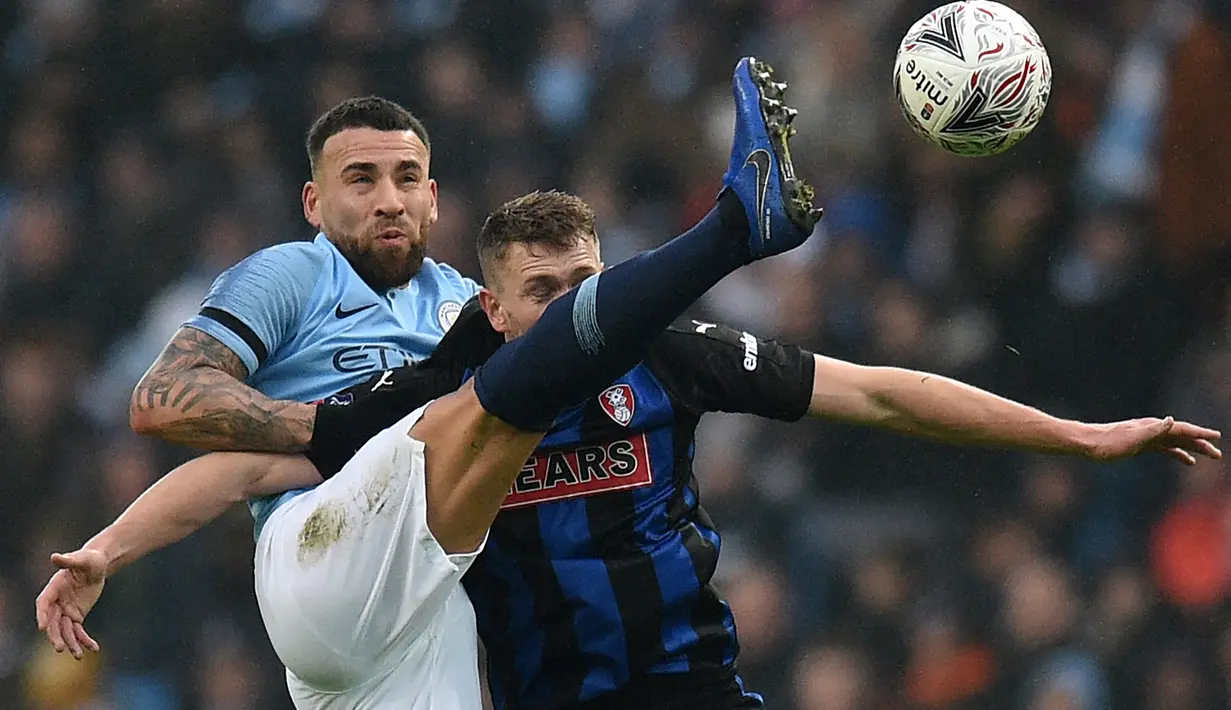 Nicolas Otamendi. Bek tengah berusia 33 tahun yang kini menjalani musim kedua bersama Benfica ini total 5 musim memperkuat Manchester City, mulai 2015/2016 hingga 2019/2020. Total tampil dalam 210 laga, ia mampu mencetak 11 gol dan 4 assist. (AFP/Oli Scarff)