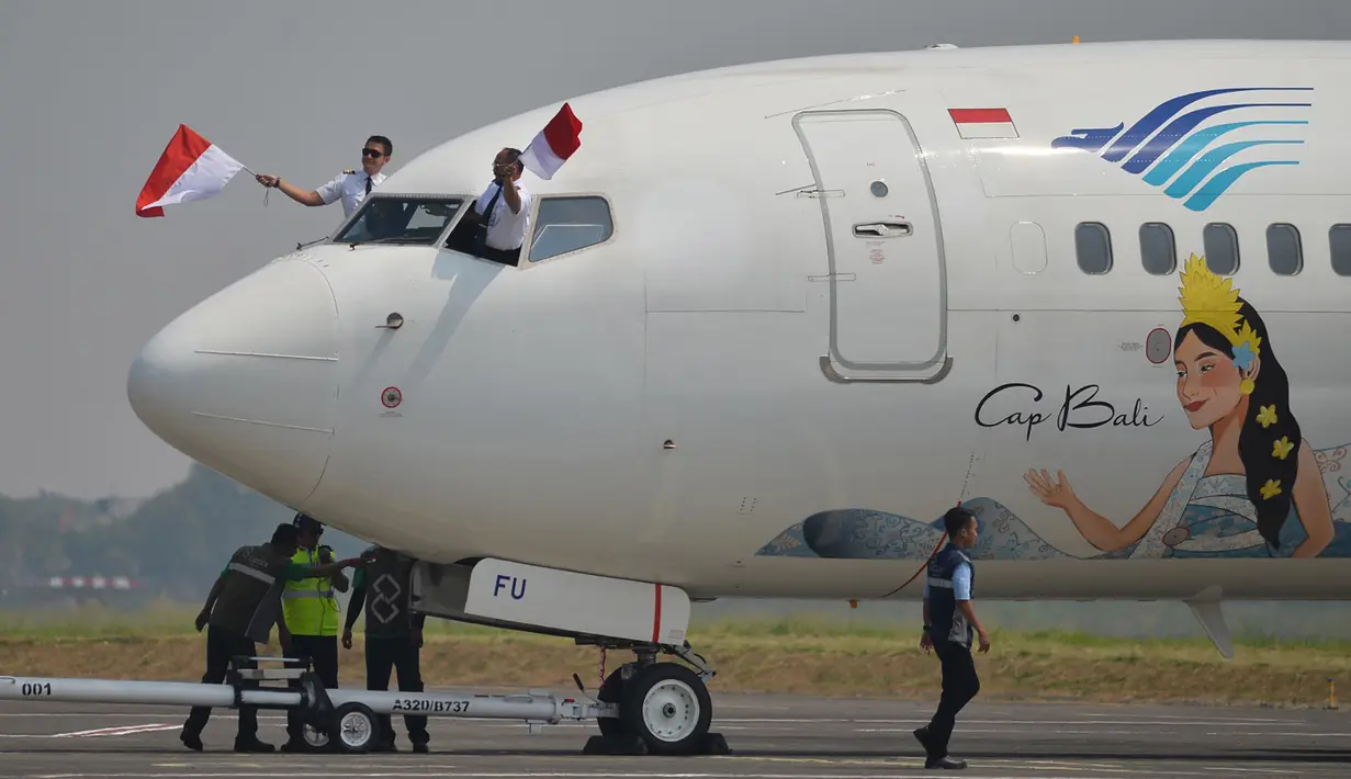 Pilot pesawat Boeing 737-800 milik maskapai Garuda Indonesia mengibarkan bendera Merah Putih saat mendarat di Bandara Husein Sastranegara, Bandung, Jawa Barat, Jumat 14 Agustus 2026. (Istimewa)