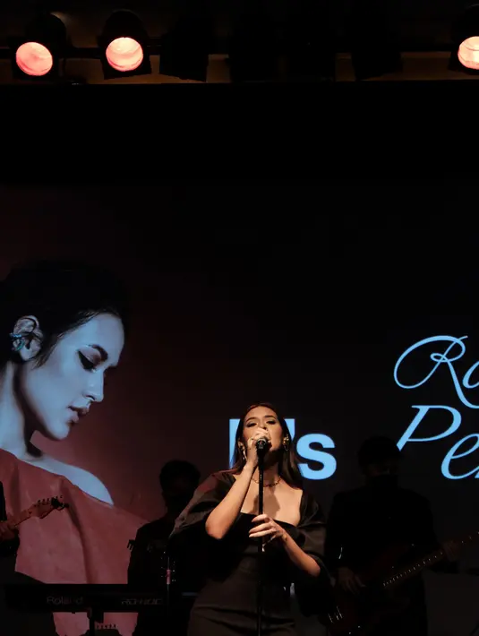 Bagi Raisa, lirik yang ia tulis merupakan hal yang spesial. Karena itu ia tak berkompromi soal penulisan lirik. "Kalau lirik udah hak veto dari aku pokonya," ujar Raisa. (Nizar Zulmi/Fimela.com)