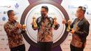 (ki-ka) Direktur Operasional PT Jakarta Industrial Estate Pulogadung
Beta S Winarto, Direktur Utama Landi R Mangaweang dan Direktur Keuangan Arief Adhi Sanjaya berbincang usai menerima 3 penghargaan TOP BUMD Award 2021 di Jakarta, (10/09/2021). (Liputan6.com/HO/Iqbal)