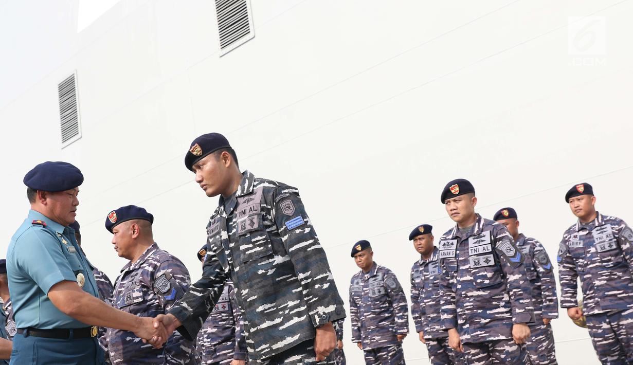Pangkoarmada l Laksamana Muda, Yugo Margono (kiri) menyalami awak KRI Semarang-594 yang tiba di dermaga 203, Jakarta, Jumat (15/3). Kapal itu untuk memperkuat Unsur Satfib Komando Armada (Koarmada) I TNI AL (Liputan6.com/Helmi Fithriansyah)