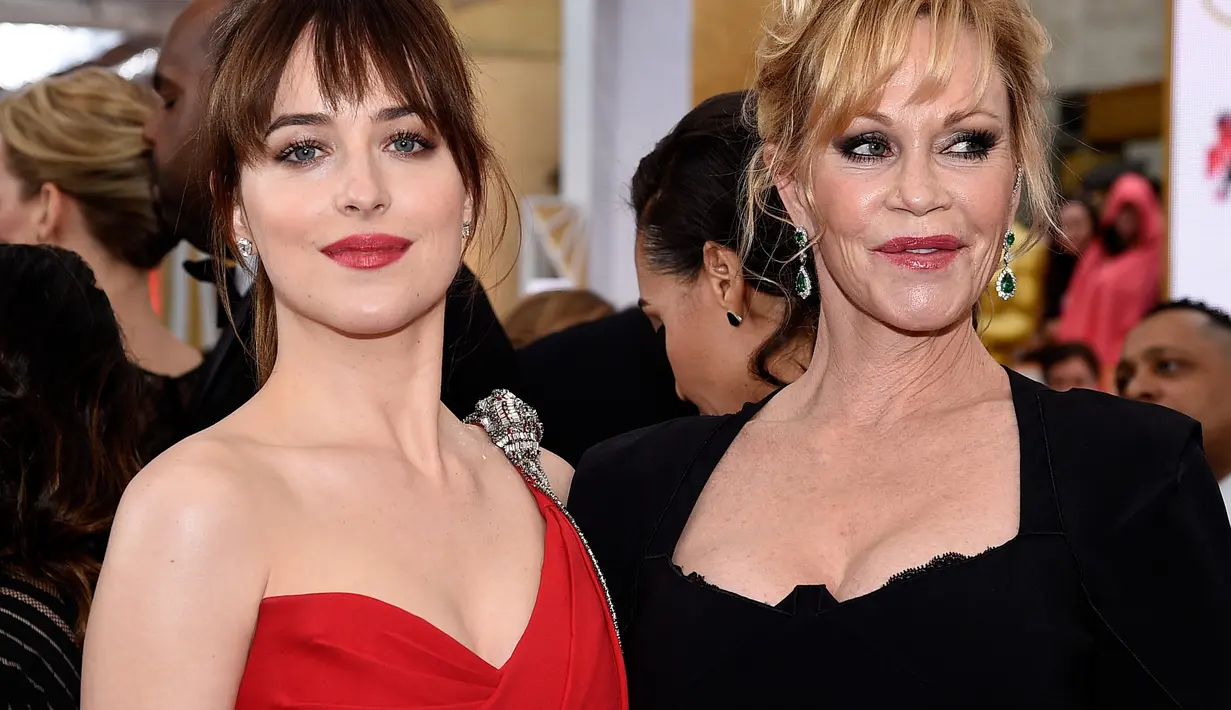 Seorang bertanya pada Melanie Griffith apakah ia menonton film Dakota Johnson, Fifty Shades of Grey. Ia pun mengatakan belum dan takkan menontonnya. Dakota pun terlihat malu. (The Independent)