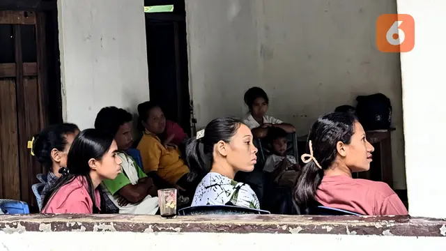 Kegiatan warga desa di sekitar sumber air panas Sombulou Lasugolo, Ende, NTT.