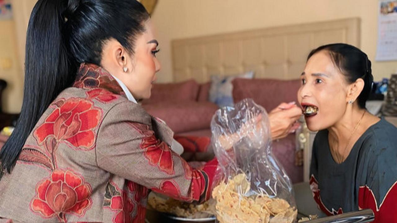 Potret Kris Dayanti Suapi Sang Ibunda Tuai Pujian, Kenang Nasi Uduk Depan Gang Jadi Bekal Sekolah