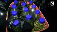 Dua rumah milik distributor arak jenis Cukrik digrebek oleh petugas gabungan dari aparat kepolisian Polrestabes Surabaya dan Satpol PP kota Surabaya.