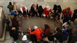 Anak-anak penyandang tunanetra dibantu untuk menyentuh sebuah artefak di Museum Mesir di Kairo, Mesir (13/1/2020). Pemerintah Mesir mendirikan museum pada tahun 1835 di dekat Taman Ezbekeyah. (Xinhua/Ahmed Gomaa)