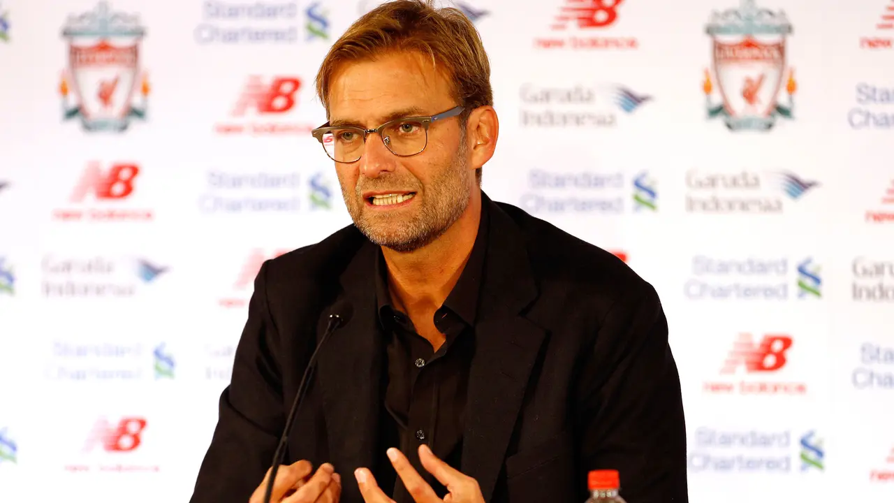 20151009-Senyum Lebar Jurgen Klopp menjadi pelatih LIverpool