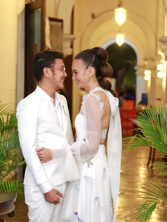 "Semakin kenal, akhirnya kemudian bertambah 2, 3, 4 bulan ya jadi akhirnya aku melihat dia dengan iman yang kuat, dia yakin bahwa sesuatu yang tidak mungkin itu jadi mungkin, itu aku tertarik," ujarnya. (Adrian Putra/Bintang.com)