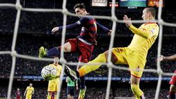 Lionel Messi mencetak gol saat melawan Sporting Gijon pada lanjutan La Liga Spanyol di Stadion Camp Nou, Barcelona, Sabtu (23/4/2016). (Reuters/Albert Gea)