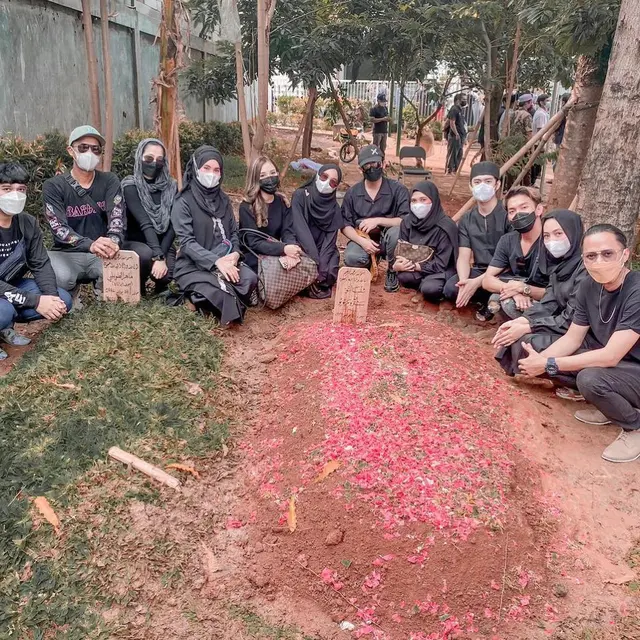 Momen Haru Ria Ricis Datang ke Makam Ayahnya, Berusaha Tampil Tegar. (Sumber: Instagram/riaricis1795)