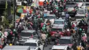 Sejumlah kendaraan bermotor terjebak kemacetan di Jalan K.H. Abdullah Syafei, Jakarta, Jumat (22/7/2022). Aturan tentang pajak kendaraan ini sesuai dengan ketentuan dalam Pasal 74 Undang-Undang Nomor 22 Tahun 2009 tentang Lalu Lintas dan Angkutan Jalan. (Liputan6.com/Faizal Fanani)