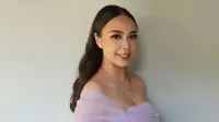 Tak Kalah Memesona dari Sang Kakak, 7 Potret Cantik Valerie Aditya Adik Pamela Bowie yang Jarang Tersorot (credit: instagram/valeriebowie13).