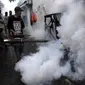 Pengasapan (fogging) untuk mencegah penyebaran penyakit demam berdarah dengue (DBD) di wilayah Kalijudan, Surabaya, Jatim. (Antara)