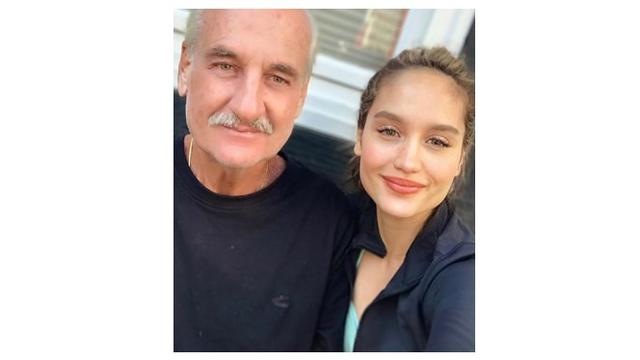 Jarang Terekspos, Ini 7 Potret Cinta Laura dan Ayah Bulenya