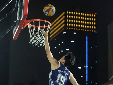 Pebasket dari SMA 6 Jakarta, Deg Sung, berusaha memasukkan bola saat melawan SMA Dian Harapan  di Pacific Garden, Tangerang, Minggu (28/4/2024). (Bola.com/M Iqbal Ichsan)