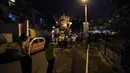 Beberapa orang membawa membawa patung ke lubang api di festival Hungry Ghost, Kuala Lumpur, (3/8/2014). (REUTERS/Olivia Harris)