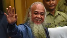 Pastor Teresito Suganob menyapa awak media saat konferensi pers di markas militer di Manila (18/9). Pastor Teresito 'Chito' Soganub sebelumnya disandera selama hampir empat bulan oleh kelompok pemberontak Maute di Marawi. (AFP Photo/Ted Aljibe)