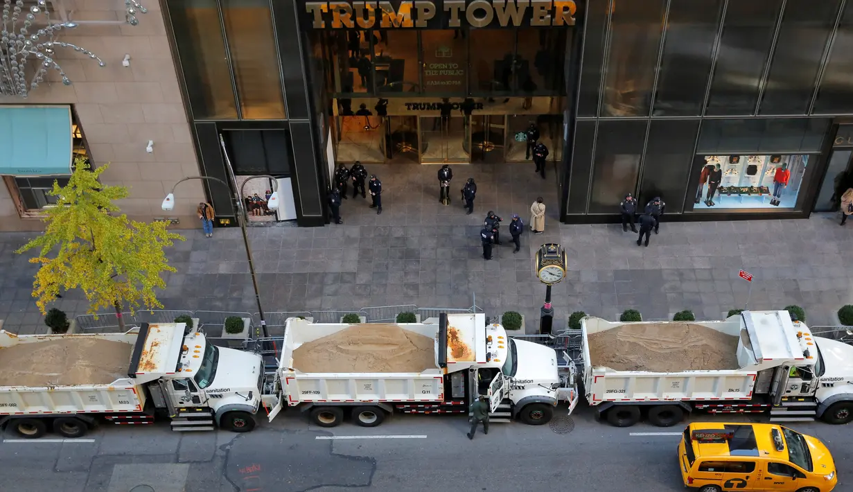 Sejumlah truk pasir terparkir di depan Trump Tower, New York, tepat di hari pemungutan suara Pilpes AS, Selasa (8/11). Menurut sumber, truk-truk pasir itu berguna melindungi bangunan tersebut dari penyerangan mendadak. (REUTERS/Andrew Kelly)