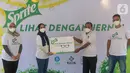 Sebanyak 500 buah kacamata berbahan daur ulang plastik didistribusikan kepada masyarakat yang membutuhkan di Serang pada awal bulan Juni dan menyusul  di Denpasar, Bali dalam Project SPRITE #LihatDenganJernih. (Liputan6.com/HO/Pipit)