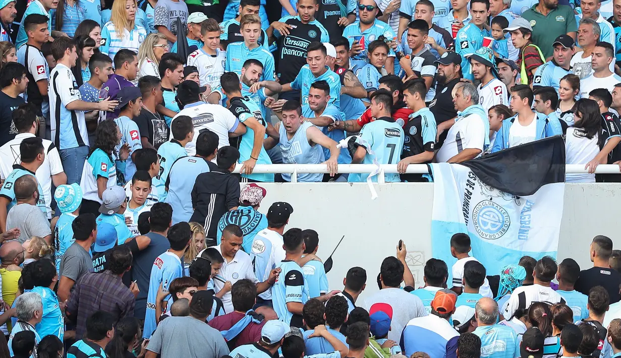 Emanuel Balbo terlibat pertengkaran dengan penonton lain saat pertandingan antara tim Belgrano dengan Talleres di Stadion Belgrano, Argentina, 15 April 2017. Balbo tewas diserang penonton yang menyangka dirinya pendukung tim lawan. (NICOLAS AGUILERA/AFP)