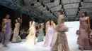 Koleksi busana karya Studio Vian menampilkan perpaduan romantisisme modern dengan struktur gaun pengantin dan couture yang tegas dalam Jakarta Fashion Week 2027 di City Hall, Pondok Indah Mall 3, Jakarta Selatan, Kamis (29/10/2026). Detail rancangan yang presisi memberikan sentuhan elegan pada setiap busana yang diperagakan di atas catwalk. (KLY/Budy Santoso)