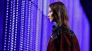 Model Bella Hadid saat tampil dalam acara Milan Fashion Week, Italia, (14/1). Model berusia 21 tahun itu tampil dengan busana koboi koleksi pakaian Fall-Winter 2018-19 milik Dsquared2. (AP Photo / Luca Bruno)