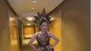 Melaney Ricardo tampil ekstra dengan sleeveless dress batik modern yang dipadukan headpiece megah. [@melaney_ricardo]