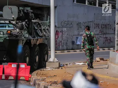 Mobil taktis barracuda TNI disiagakan di sekitar Gedung DPR/MPR RI, Jakarta, Selasa (1/10/2019). Pengamanan ekstra tersebut dilakukan jelang pelantikan anggota DPR RI periode 2019-2024. (Liputan6.com/Faizal Fanani)