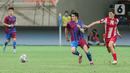 Pemain Barcelona U-18 (tengah) berebut bola dengan pemain Altetico Madrid U-18 pada pertandingan International Youth Championship (IYC) 2021 di Jakarta International Stadium (JIS), Jakarta, Selasa (19/4/2022). Barcelona U-18 menang 1-0. (Liputan6.com/Faizal Fanani)