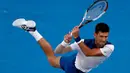 Petenis Serbia, Novak Djokovic mengembalikan bola pukulan petenis Korea Selatan, Chung Hyeon saat bertanding pada putaran keempat kejuaraan tenis Australia Terbuka di Melbourne (22/1). Chung Hyeon menang 6-7(4), 5-7, 6-7(3). (AP Photo/Vincent Thian)
