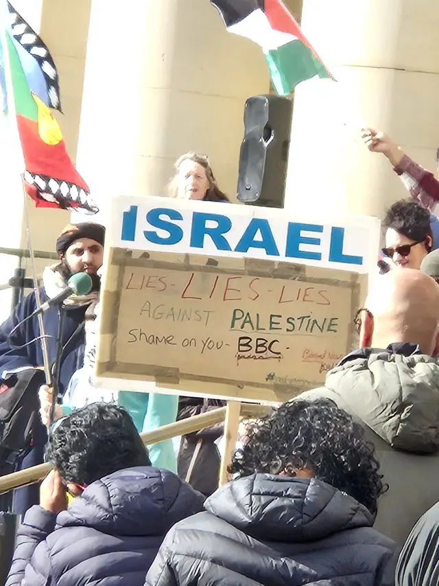 Setelah Turunkan Bendera Israel, Warga Muslim dan Non Muslim Sheffield Kembali Lakukan Demo di Balai Kota