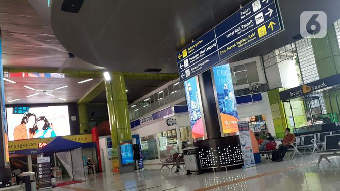 Calon penumpang KA duduk di ruang tunggu keberangkatan Stasiun Gambir, Jakarta, Jumat (27/3/2020). PT Kereta Api Indonesia (Persero) membatalkan sejumlah jadwal perjalanan menyusul meluasnya penyebaran virus corona, pembatalan itu dilakukan mulai 26 Maret 2020. (Liputan6.com/Helmi Fithriansyah)