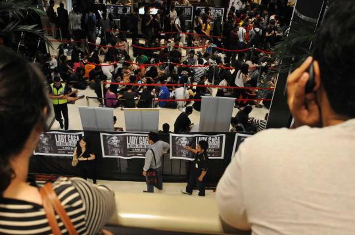 Ratusan penggemar antre beli tiket Lady Gaga